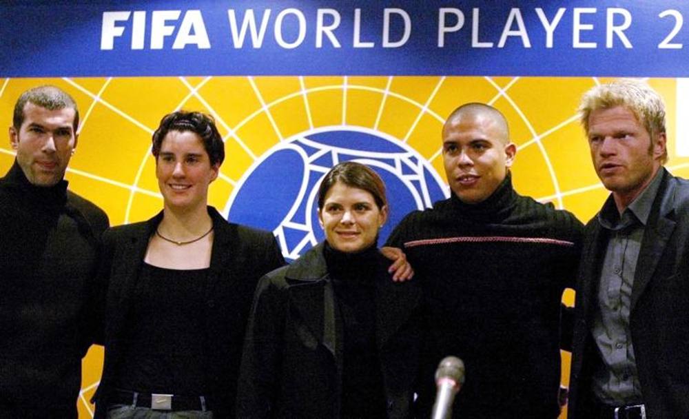 Fifa World Player 2002: insieme a Zinedine Zidane, Ronaldo e Oliver Kahn, c&#39; proprio Mia Hamm (al centro). Con lei anche Birgit Prinz, altra candidata, ma sar la Hamm ad aggiudicarsi il riconoscimento di miglior giocatrice dell&#39;anno per la seconda volta consecutiva (Reuters)